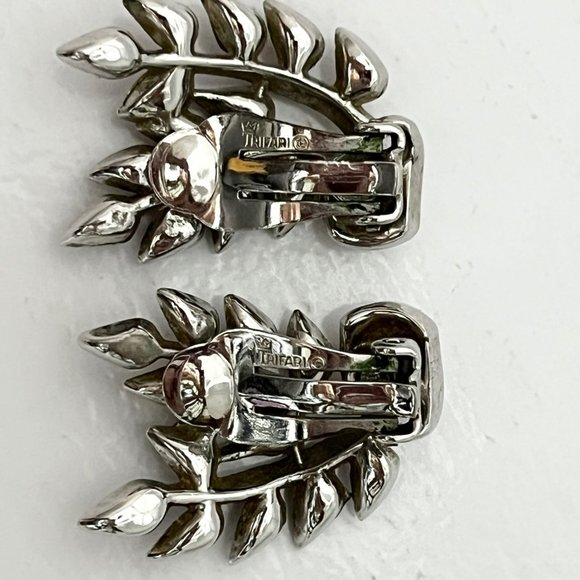 SIGNED CROWN TRIFARI Clip-On Earrings, Leaf Shaped Red Rhinestones Bezel Setting - Picture 3 of 8